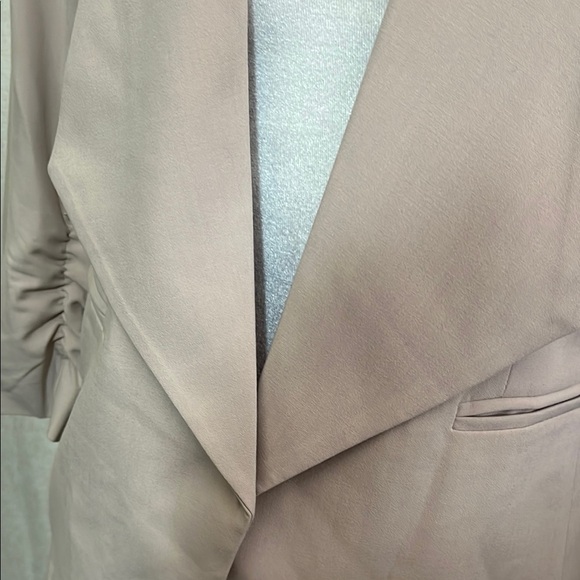 Elegant Cream Women's Blazer - Picture 3 of 7